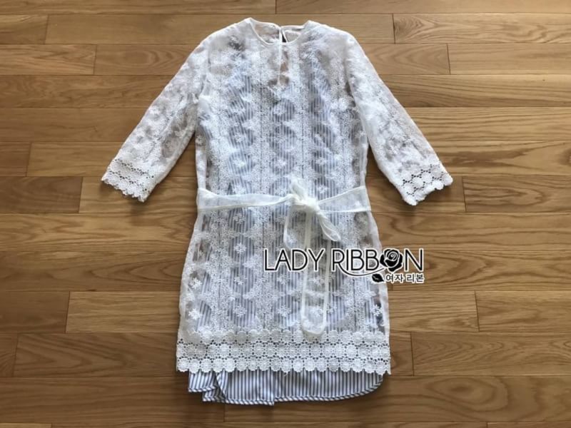 เดรสผ้าลูกไม้สีขาวพร้อมซับในสายเดี่ยวลายทาง