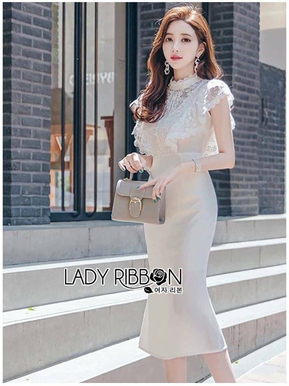 เดรสสีขาวทรงเข้ารูป แขนกุด