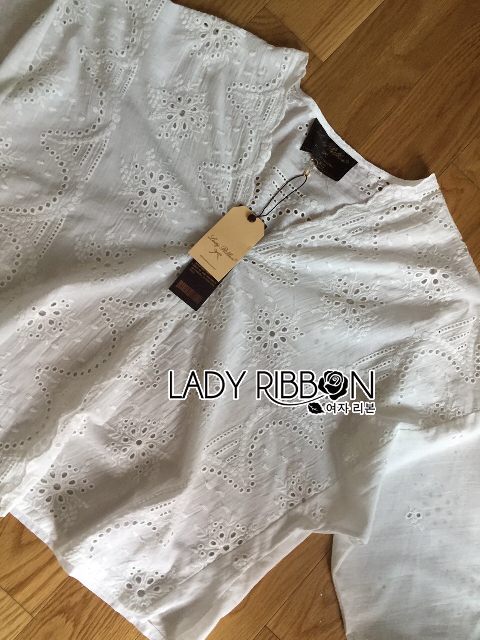 Lady Ribbon เสื้อผ้า 🎀 Lady Ribbon's Made 🎀 Lady Laurel Embroidered and Laser-Cut Cotton Cropped Top in White