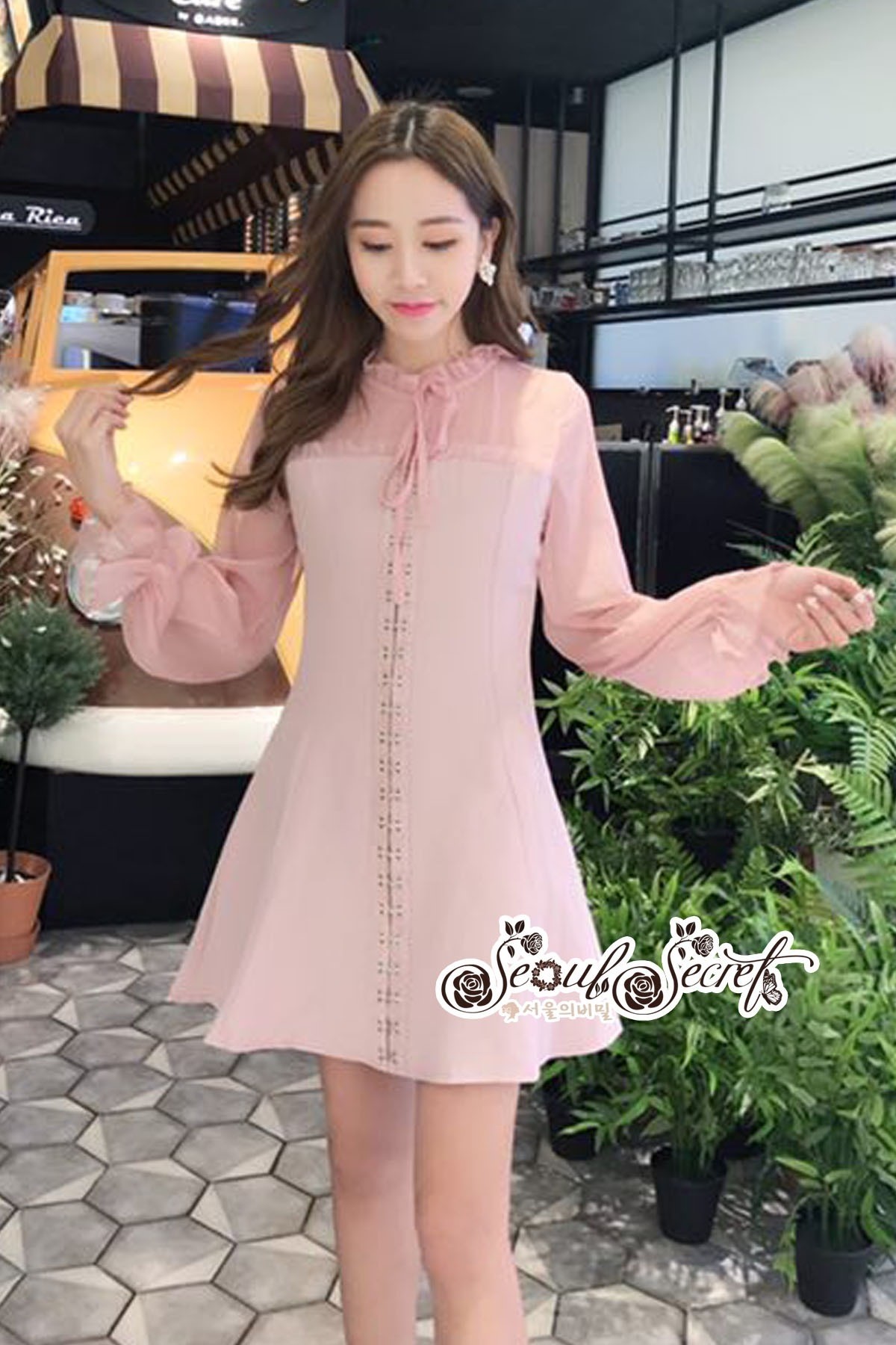 เดรสลุคสาวเกาหลี รุ่นนี้เป็นเดรสทรงคอตั้งจับจีบผ้าชีฟอง