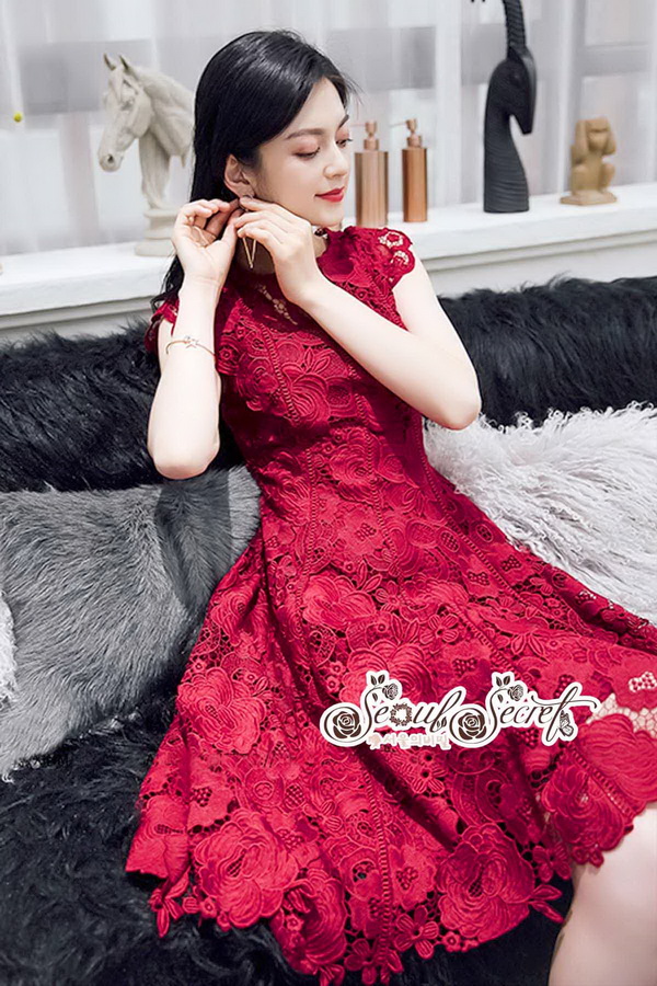 เดรสโทนสีแดงสวยหรู ทรงคอกลมกุ๊นขอบลูกไม้
