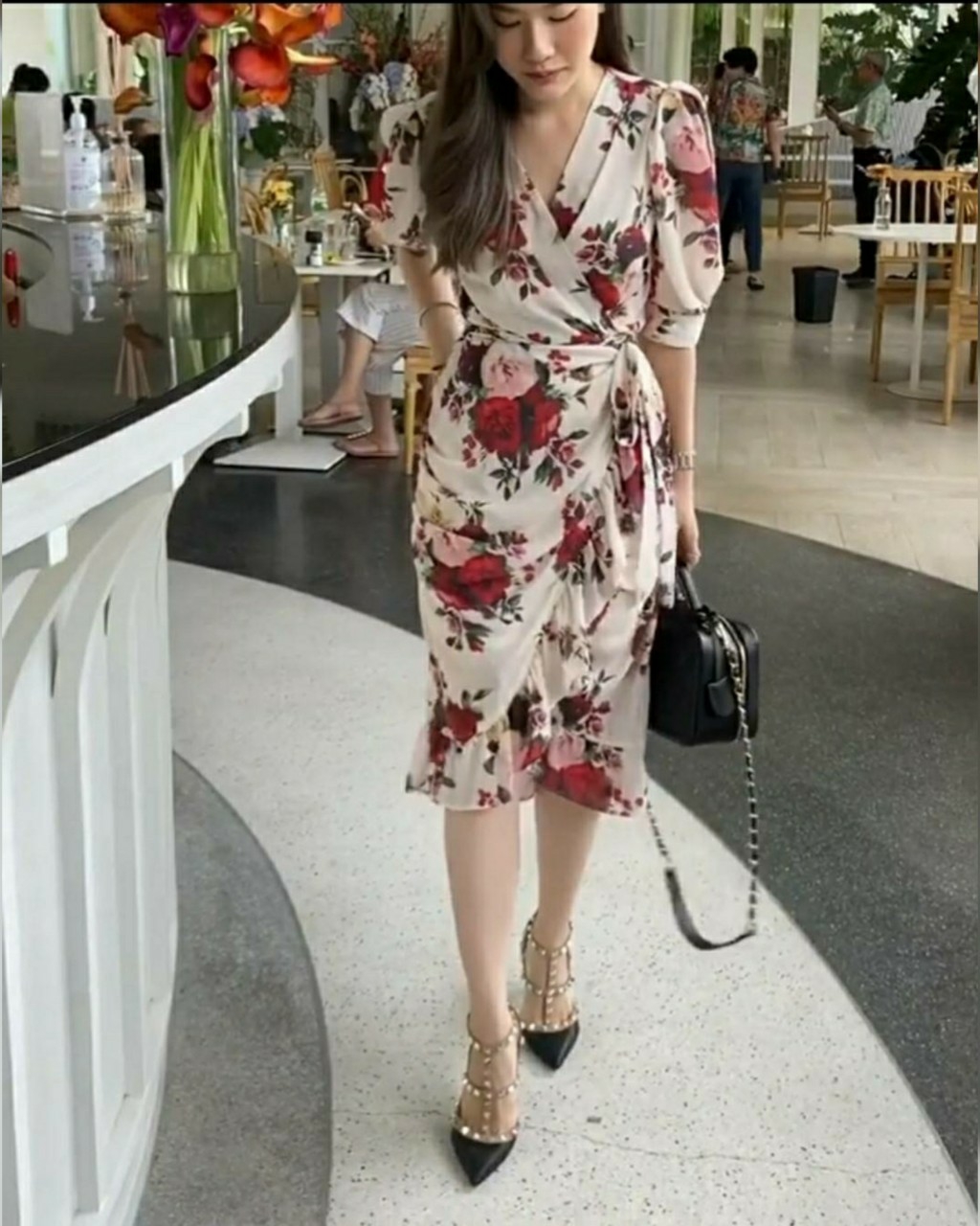 ชุดเดรสลายกุหลาบสีสวยสด