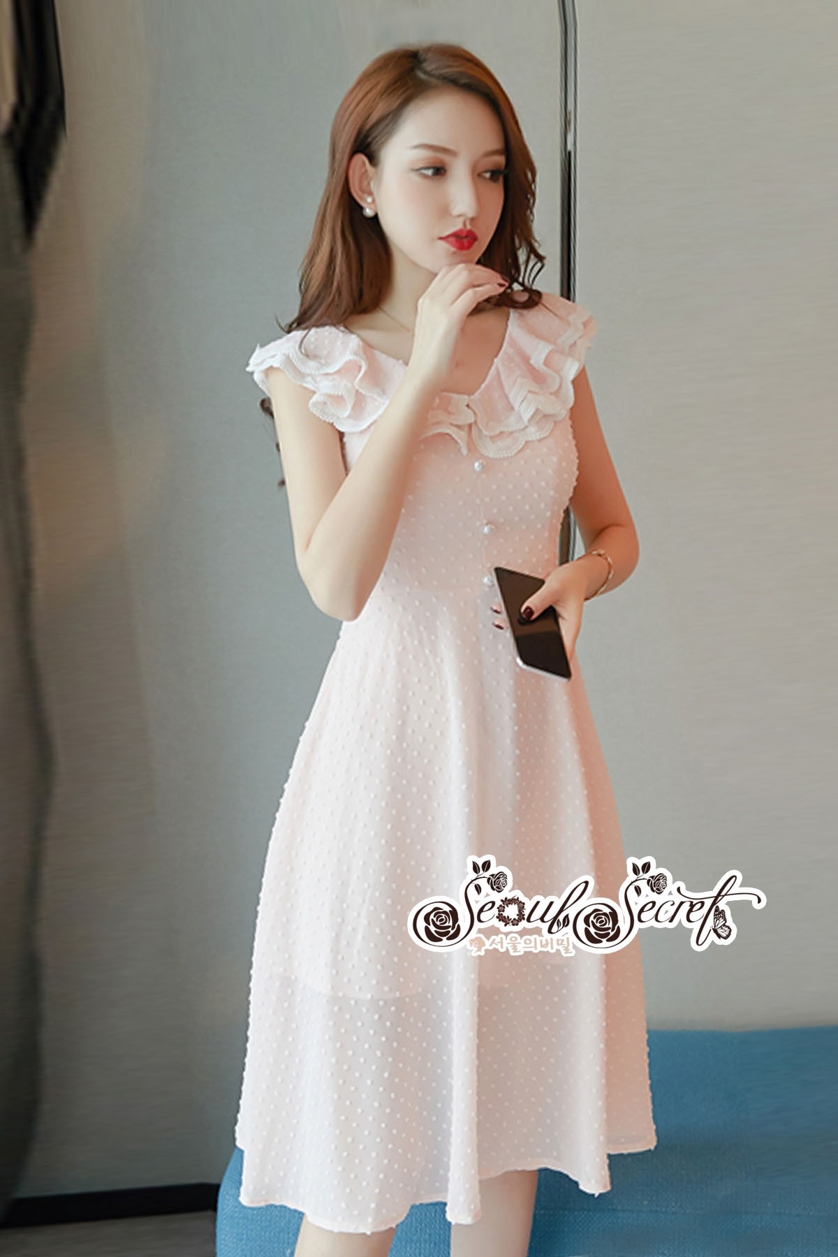 เดรสตัวยาว ทรงเสื้อคอวีกว้างเป็นทรงแขนล้ำ
