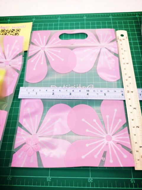 ถุงซิป มีหูหิ้ว ตั้งได้ ดอกไม้ชมพูDelicious 15.5×23+ก้นถุง6cm. 48-50ใบ/แพ็ค พลาสติก แพ็คเกจ เบเกอรี่ j12