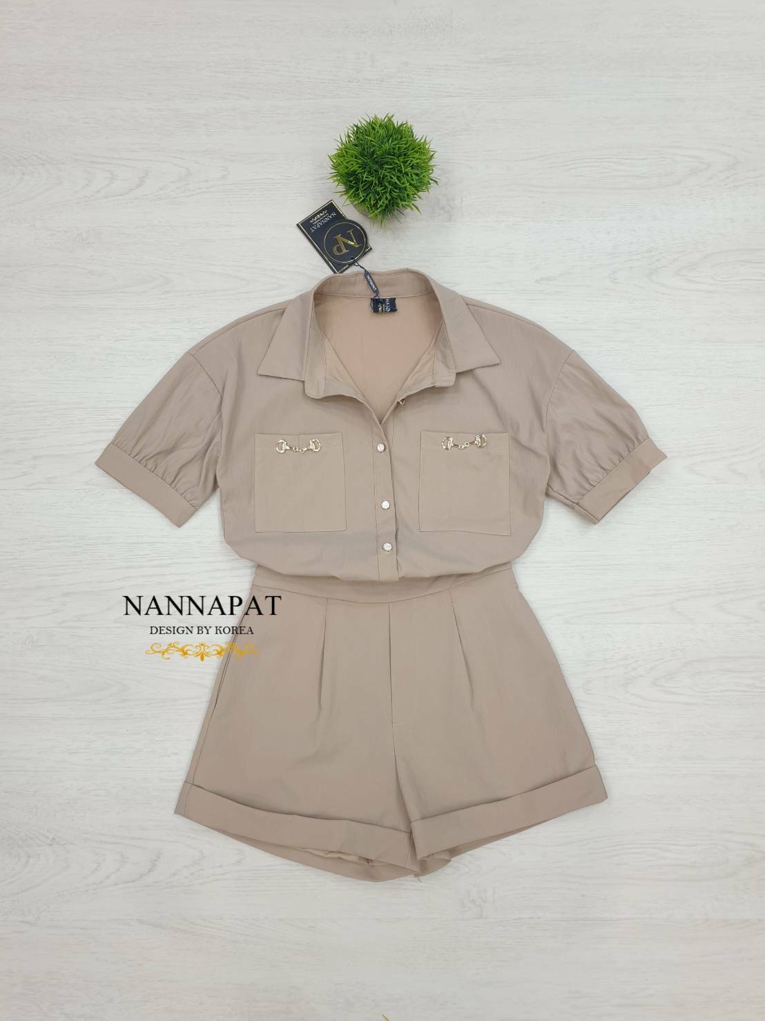 เสื้อกระดุมหน้า แต่งอะไหล่ที่กระเป๋าเก๋ๆ