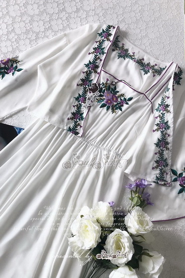 เสื้อคลุมตัวสั้นเป็นทรงปล่อย