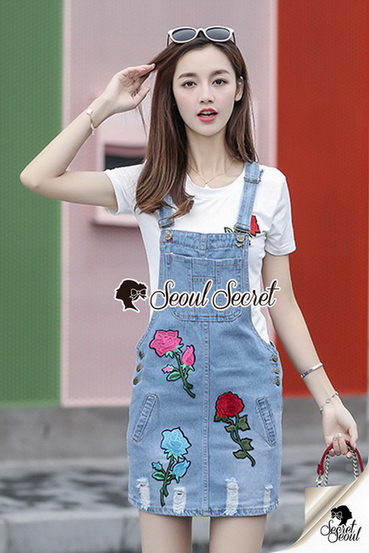 เสื้อสีขาวเอี๊ยมกระโปรงสียีนส์