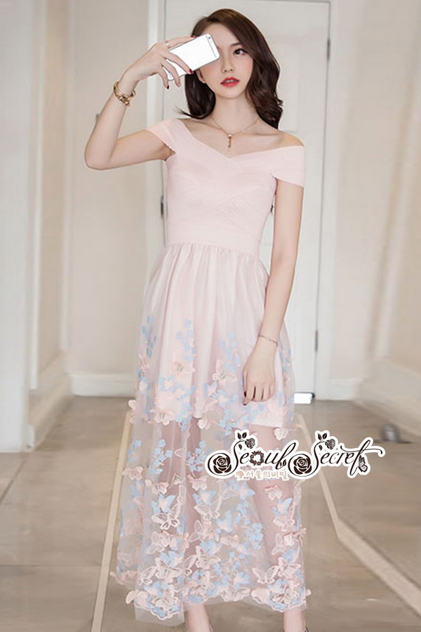 แม็กซี่เดรสสวยหรูมีระดับ เป็นเดรสทรงคอปาดแขนล้ำ