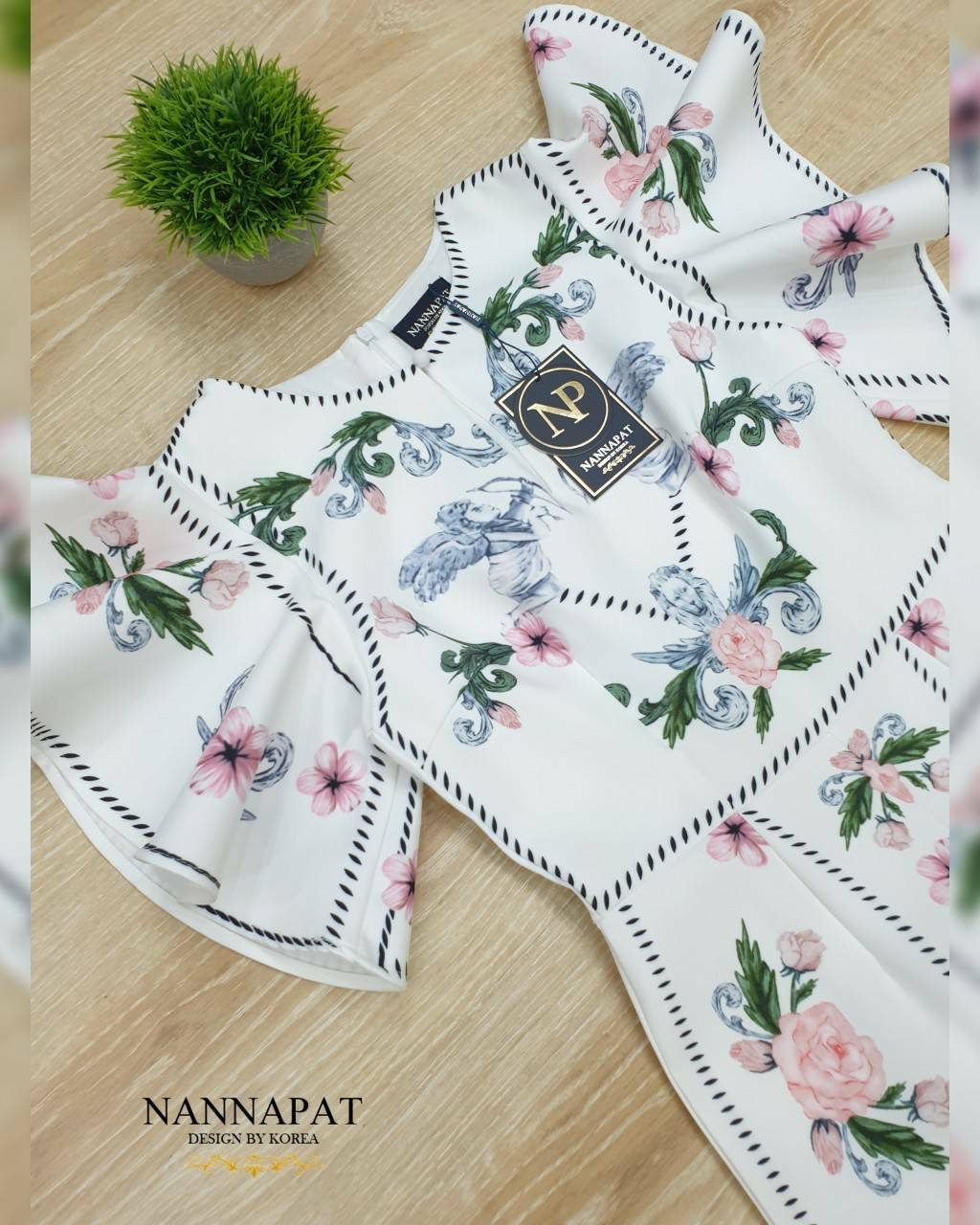 จั้มสูทช่วงไหล่ระบายใหญ่เป็นลอน