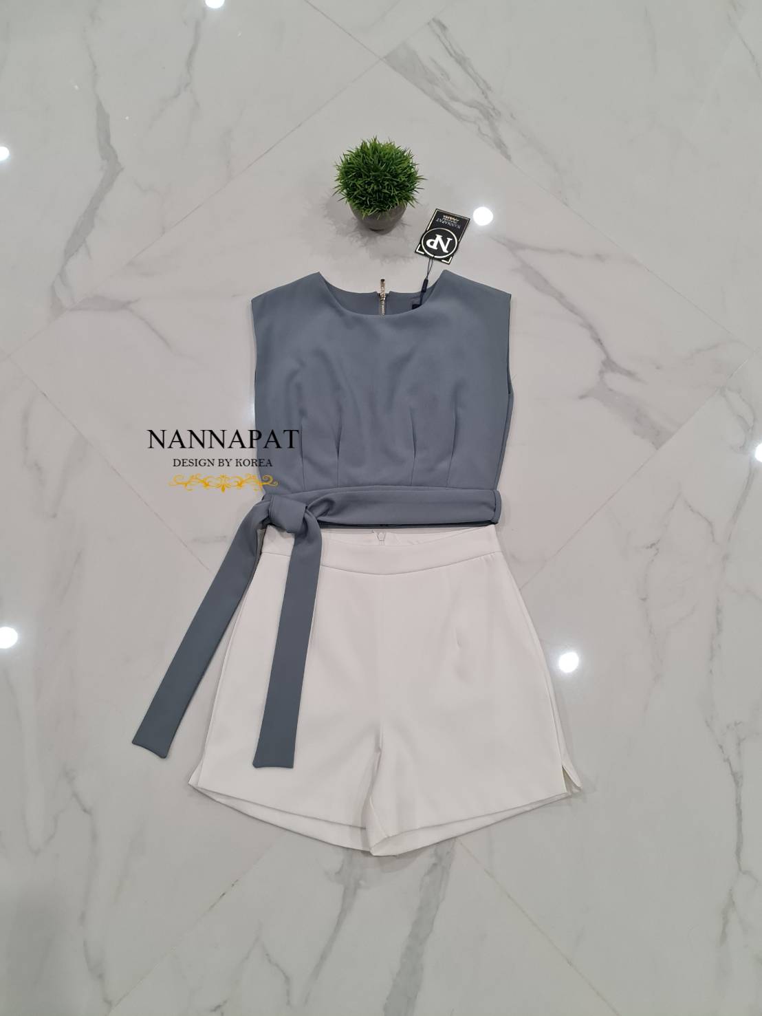 เสื้อแขนกุด ซิปหลัง จับจีบหน้า กางเกงมีกระเป๋าข้าง