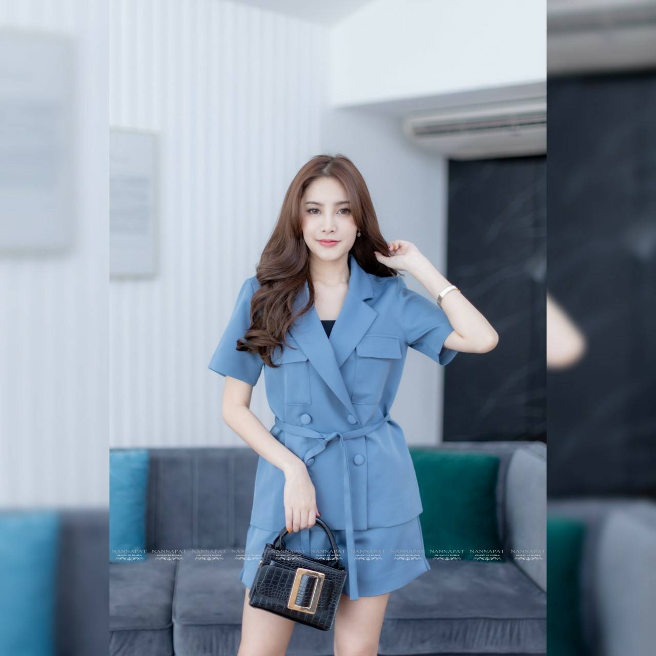 เสื้อคอปกกระดุมหน้าสีฟ้าคราม