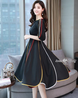 ชุดเดรสเกาหลีผ้าพื้นสีดำเสื้อคอปาดเอวขอบ