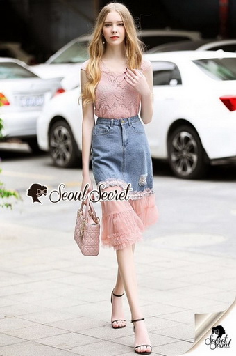เสื้อลูกไม้สีชมพู / กระโปรงสียีนส์