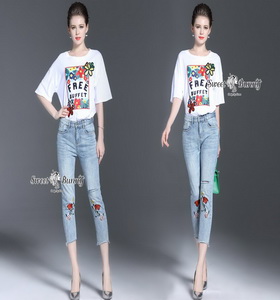 เสื้อยืดสีขาวกางเกงยีนส์ปัก