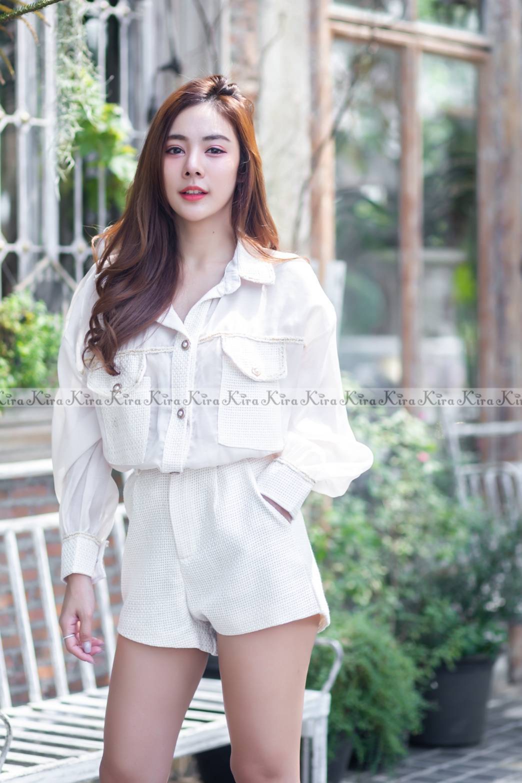 เสื้อหรูหราเลยค่า โทนสีขับผิว