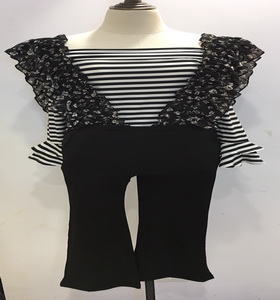เสื้อลายขวางขาวดำคอปาดไหล่