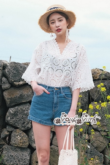 เสื้อสีขาวปักลายฉลุวงกลม