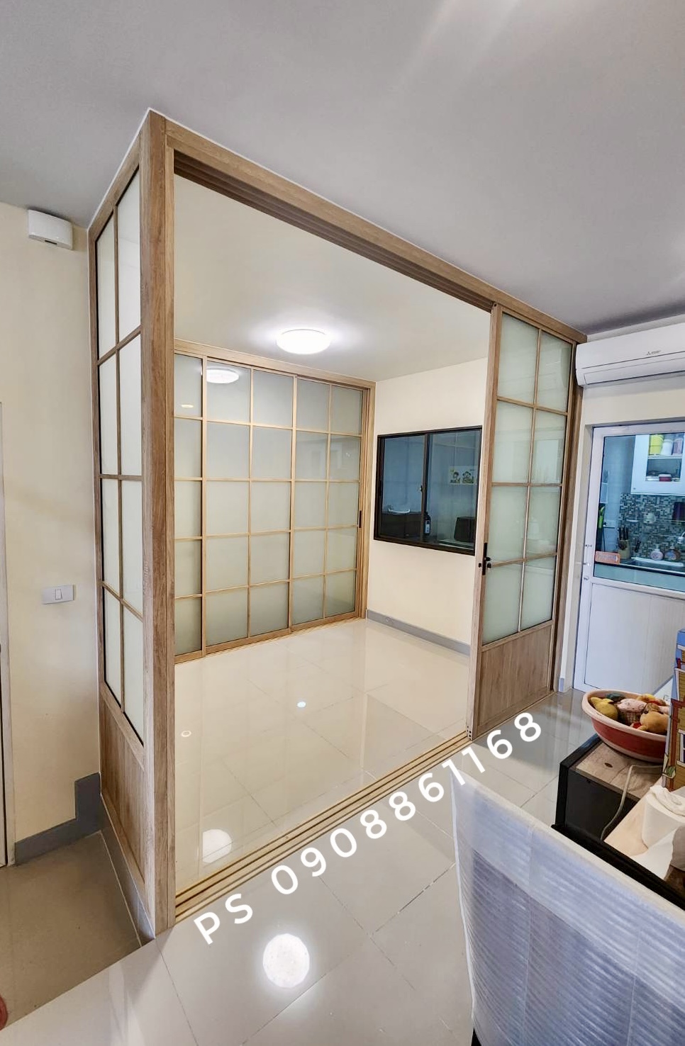 กั้นห้องนอนด้วยประตูบานเเลื่อนอลูมิเนียมลายไม้กระจกฝ้าคาดลายลูกฟัก ส่วนตัวและสวยงาม