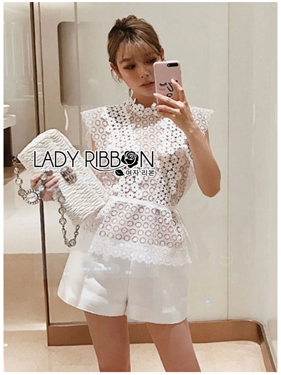 เสื้อลูกไม้ตกแต่งดอกไม้สีขาวผูกโบหลัง