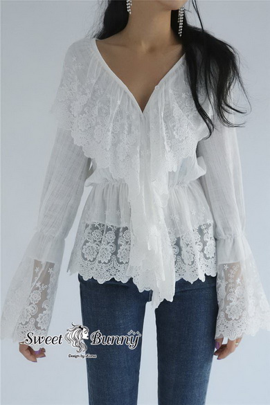 เสื้อลูกไม้ผ้าลูกไม้สีขาว คอวี