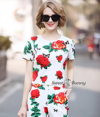 เสื้อคอกลมแขนสั้นปักผีเสื้อ