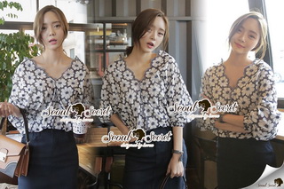 Lady Ribbon Online เสื้อผ้าออนไลน์ขายส่ง Seoul Secret เสื้อผ้า SS12180816 Seoul Secret Say's... Navy Daisy Perforate Blouse
