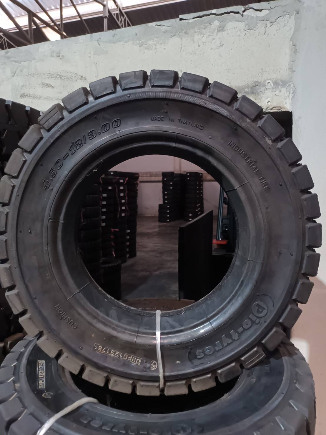 ยางรถโฟล์คลิฟท์ ขนาด 4.50-12 ชนิด ยางตัน ยี่ห้อ PIO TYRES