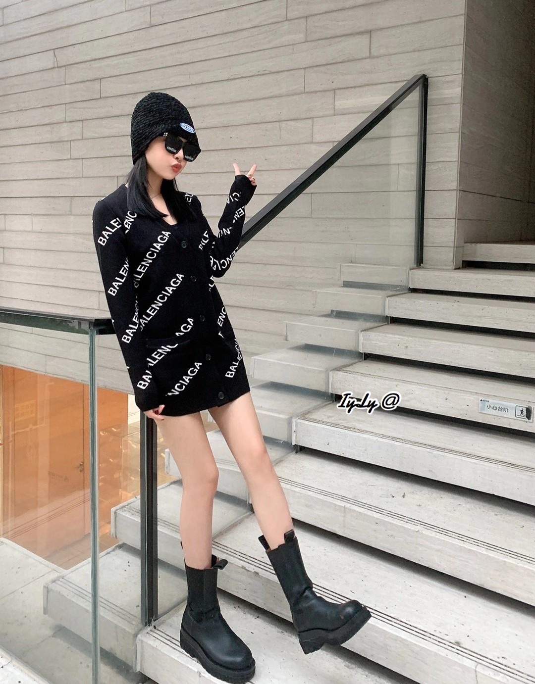 ผ้าไหมพรมคอวี กระดุมหน้า