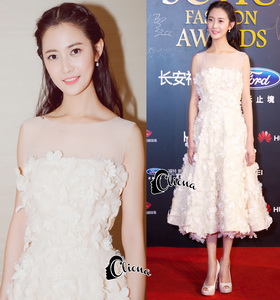 ชุดเดรสแขนกุดสีขาว