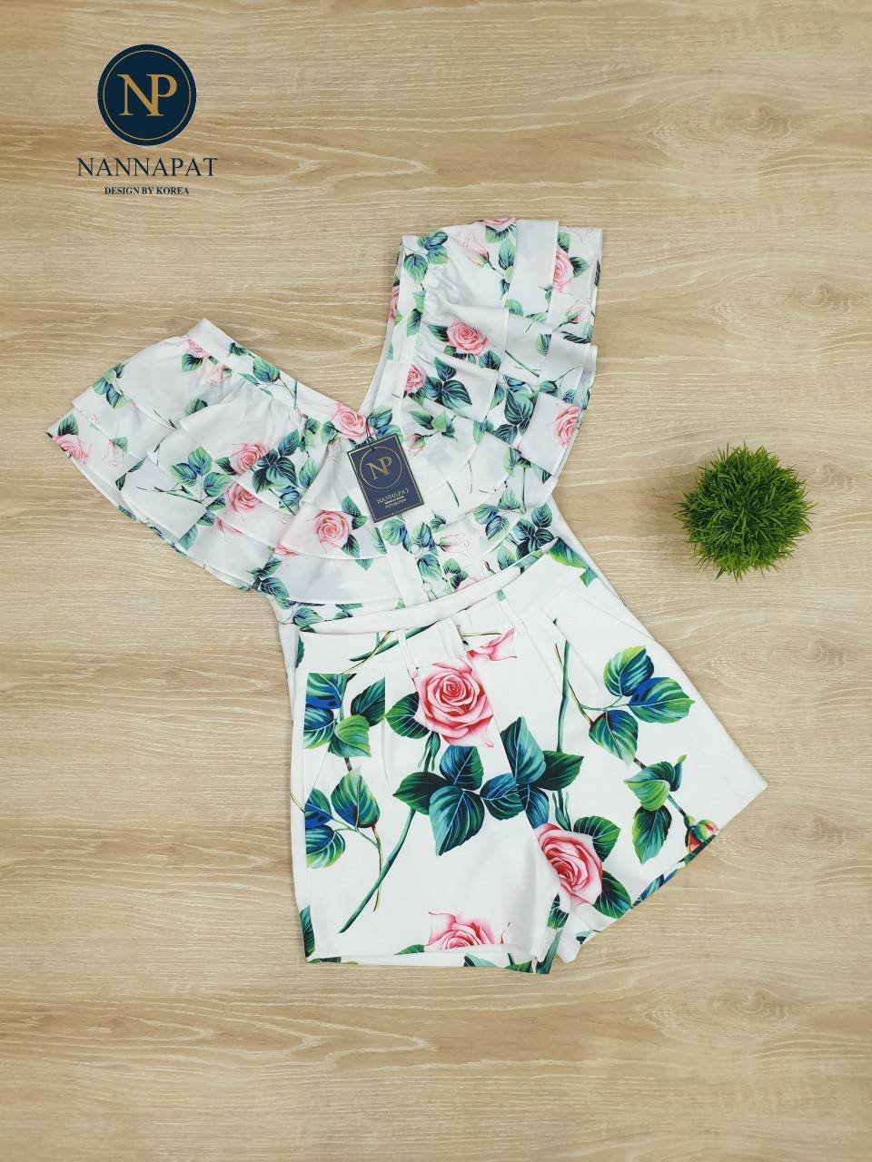 เสื้อกระดุมหน้าแต่งระบายใหญ่