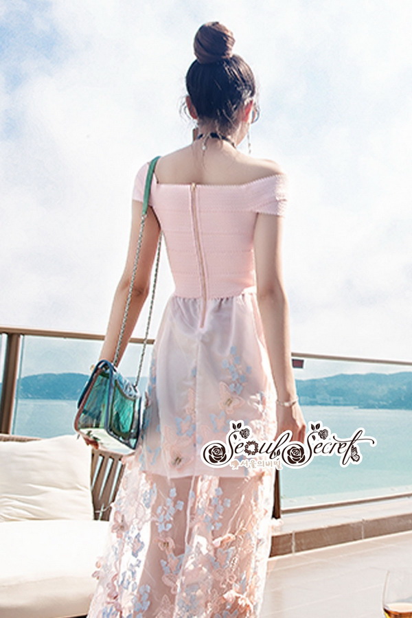แม็กซี่เดรสสวยหรูมีระดับ เป็นเดรสทรงคอปาดแขนล้ำ