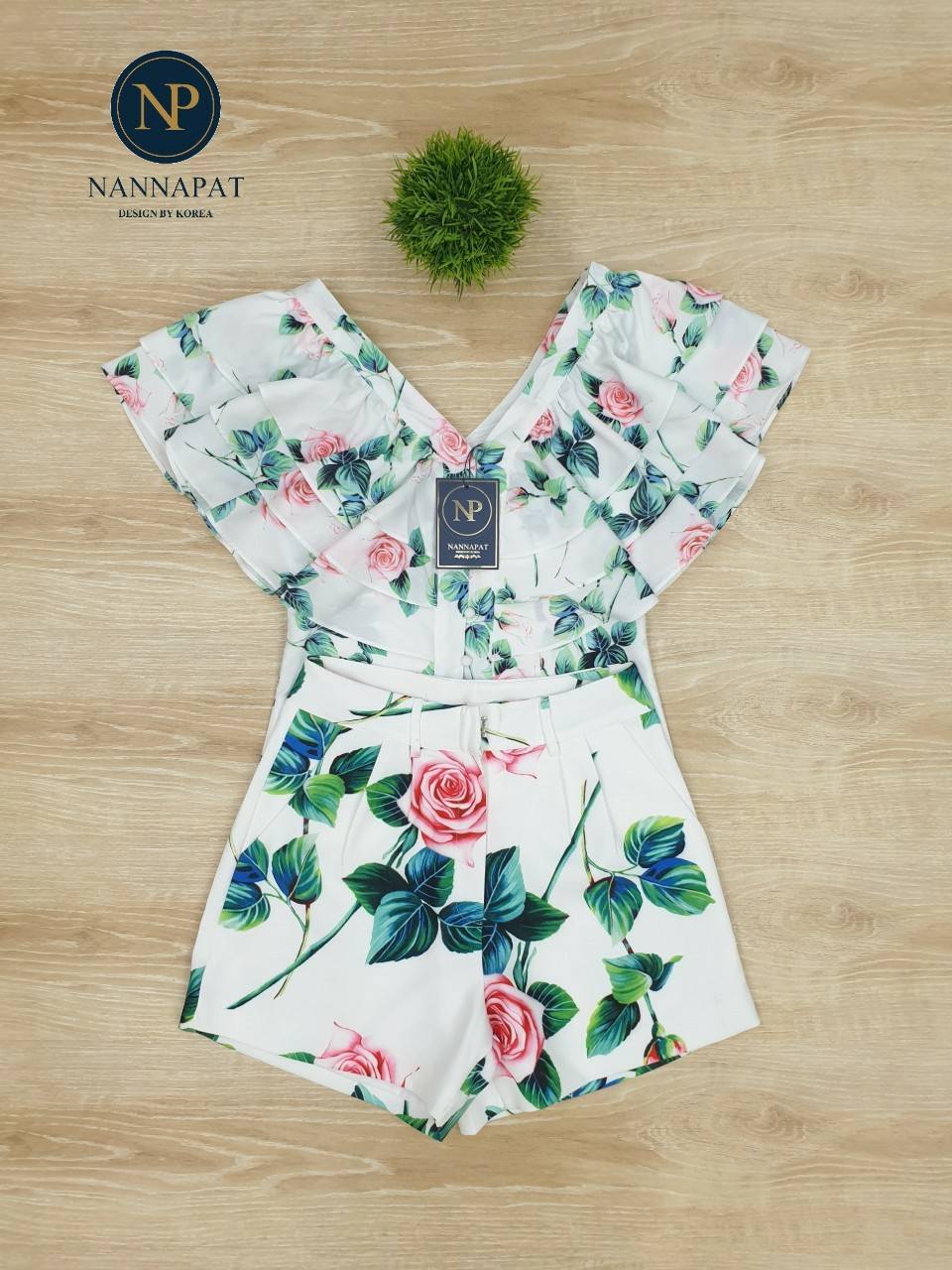 เสื้อกระดุมหน้าแต่งระบายใหญ่