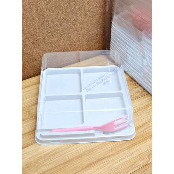 กล่อง4ช่อง5.5cm. ฝาล็อค+ส้อม 20ชุด/แพ็ค สูง5cm. กล่องเค้ก กล่องเปี๊ยะ กล่องขนม แพ็กเกจ แพ็คเกจ เบเกอรี่ bbpo j12