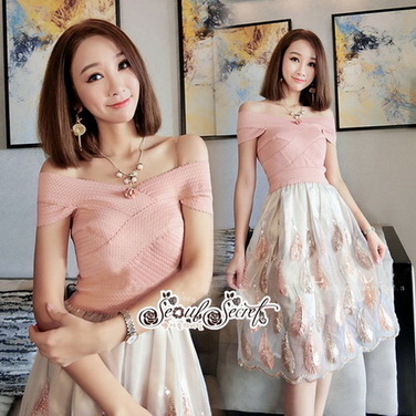 เดรสทรงเปิดไหล่สีชมพูเนื้อผ้ายืดทรงแขนล้ำ
