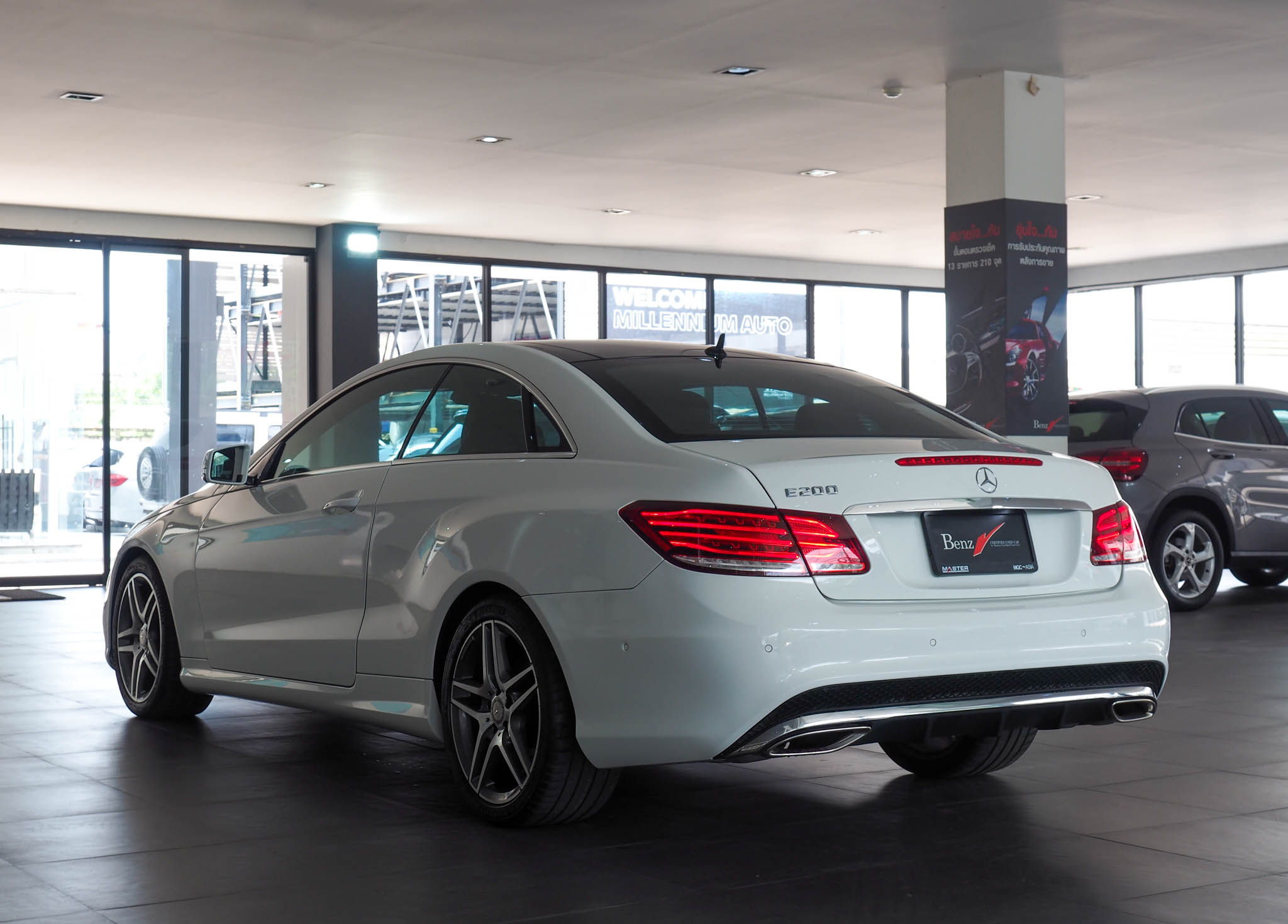 จองแล้ว E200 Coupe AMG W207
