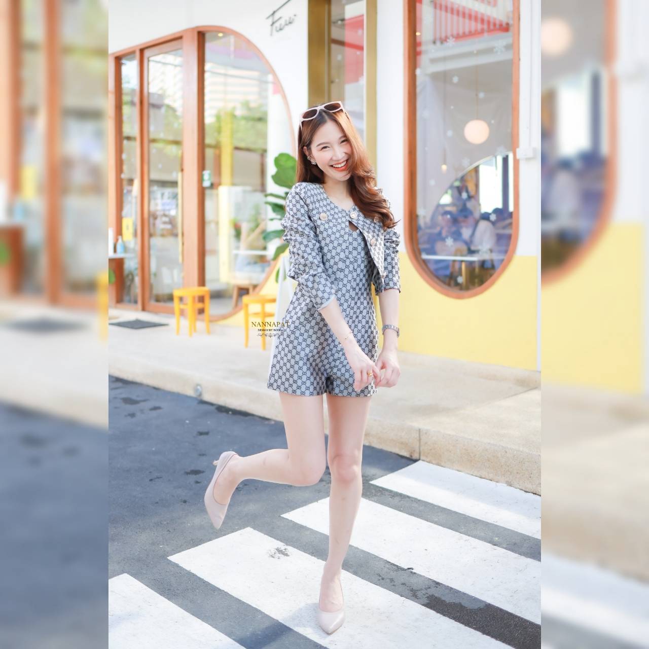 เสื้อคลุมกระดุมหน้าสีทองสวย จั้มซิปหลังสีเทา