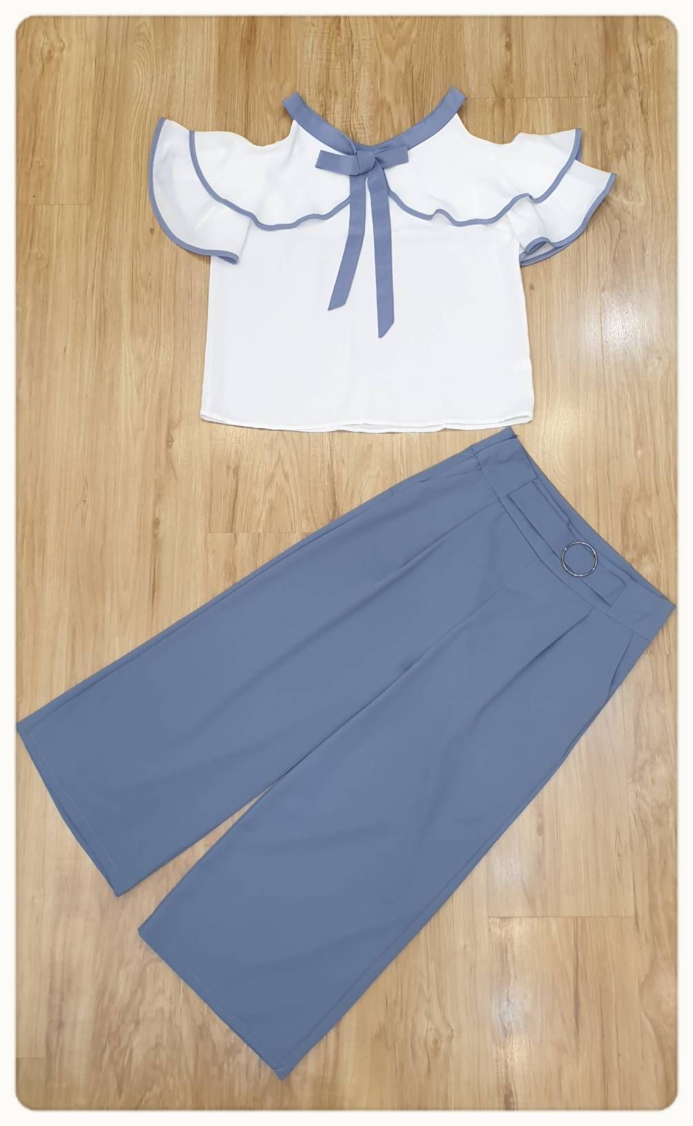 เสื้อคอวีเว้าไหล่ แขนสั้น แขนทำระบายๆ