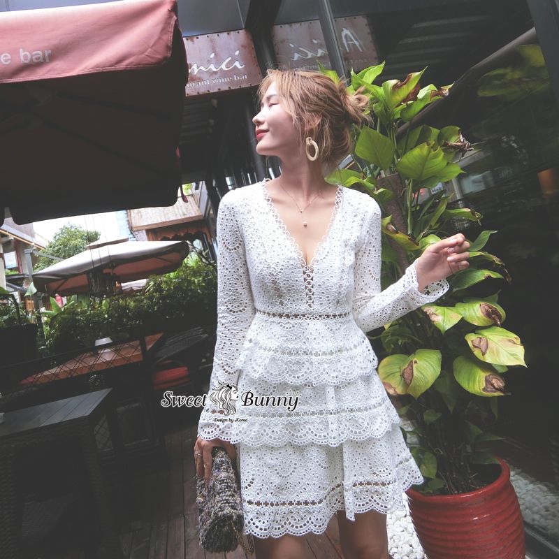 เดรสทรงคอวีแขนยาวเอวเข้ารูป กระโปรงยาวทรงเอ