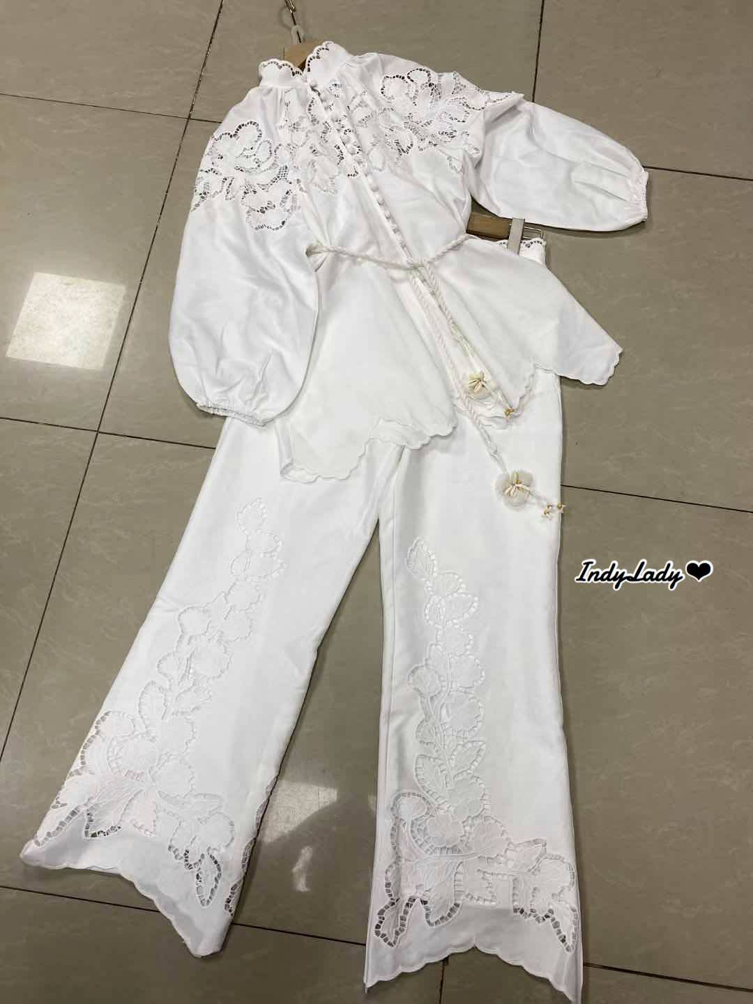 เสื้อแขนยาวพอง ทรงสวย แต่งกระดุมหน้ายาว