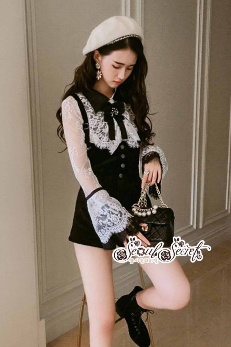 เสื้อทรงแขนยาวเป็นงานเนื้อผ้าลูกไม้แบบโปร่ง