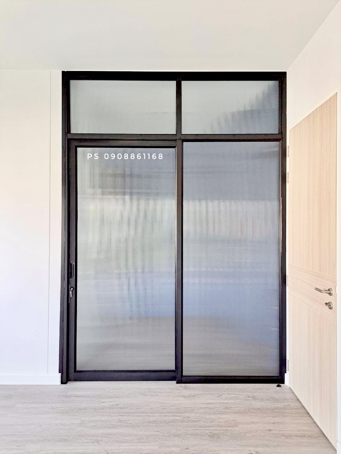 กั้นห้องwalkinclosetด้วยประตูบานเลื่อนแขวนอลูมิเนียมสีดำกระจกลอนแก้วสวยหรู