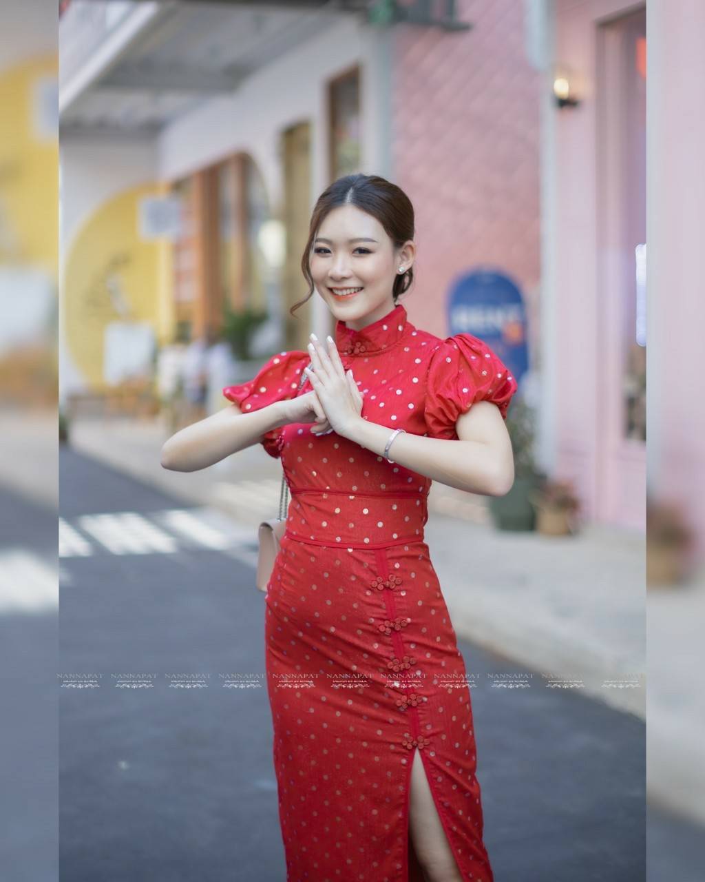 Dress แดงกี่เพ้าที่ Hot hit