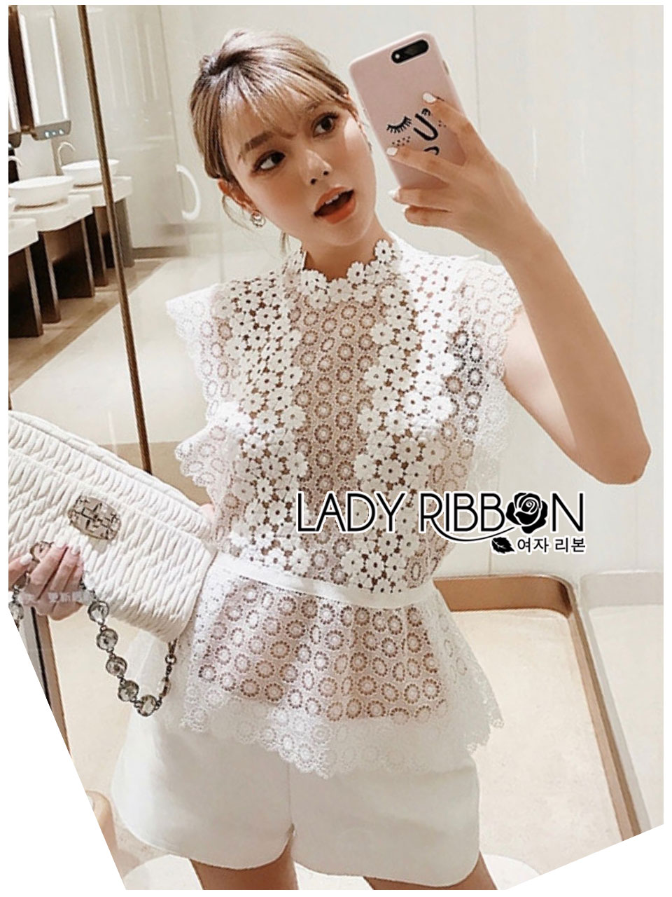เสื้อลูกไม้ตกแต่งดอกไม้สีขาวผูกโบหลัง