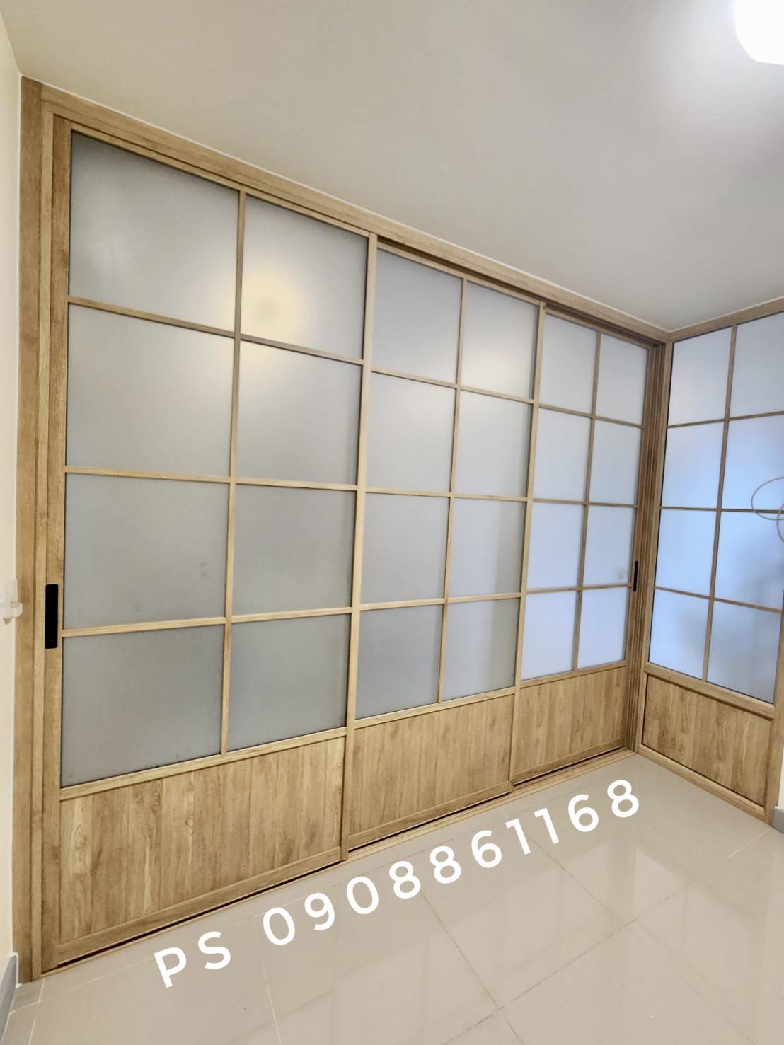 กั้นห้องนอนด้วยประตูบานเเลื่อนอลูมิเนียมลายไม้กระจกฝ้าคาดลายลูกฟัก ส่วนตัวและสวยงาม