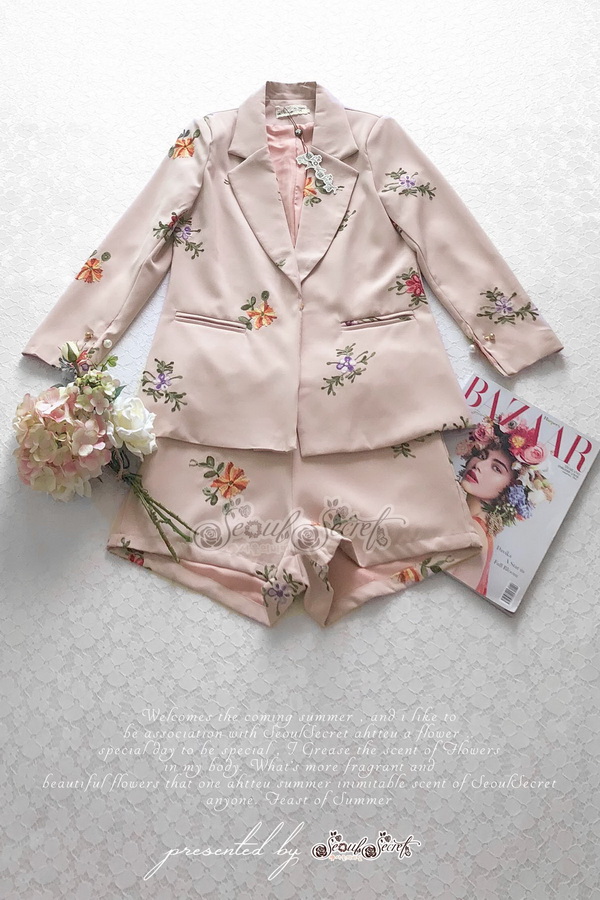 เสื้อสูทโทนสีดำคลาสสิค สีฟ้าครามวินเทจๆ สีชมพูสดใสหวานๆ