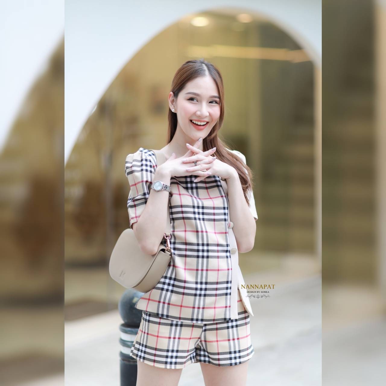 เสื้อซิปหลัง แต่งกระดุมแถบข้าง