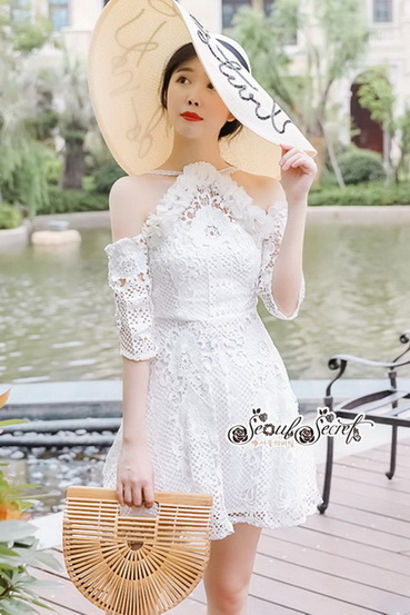 ชุดเดรสเว้าไหล่ช่วงแขนทรงแขนสามส่วน