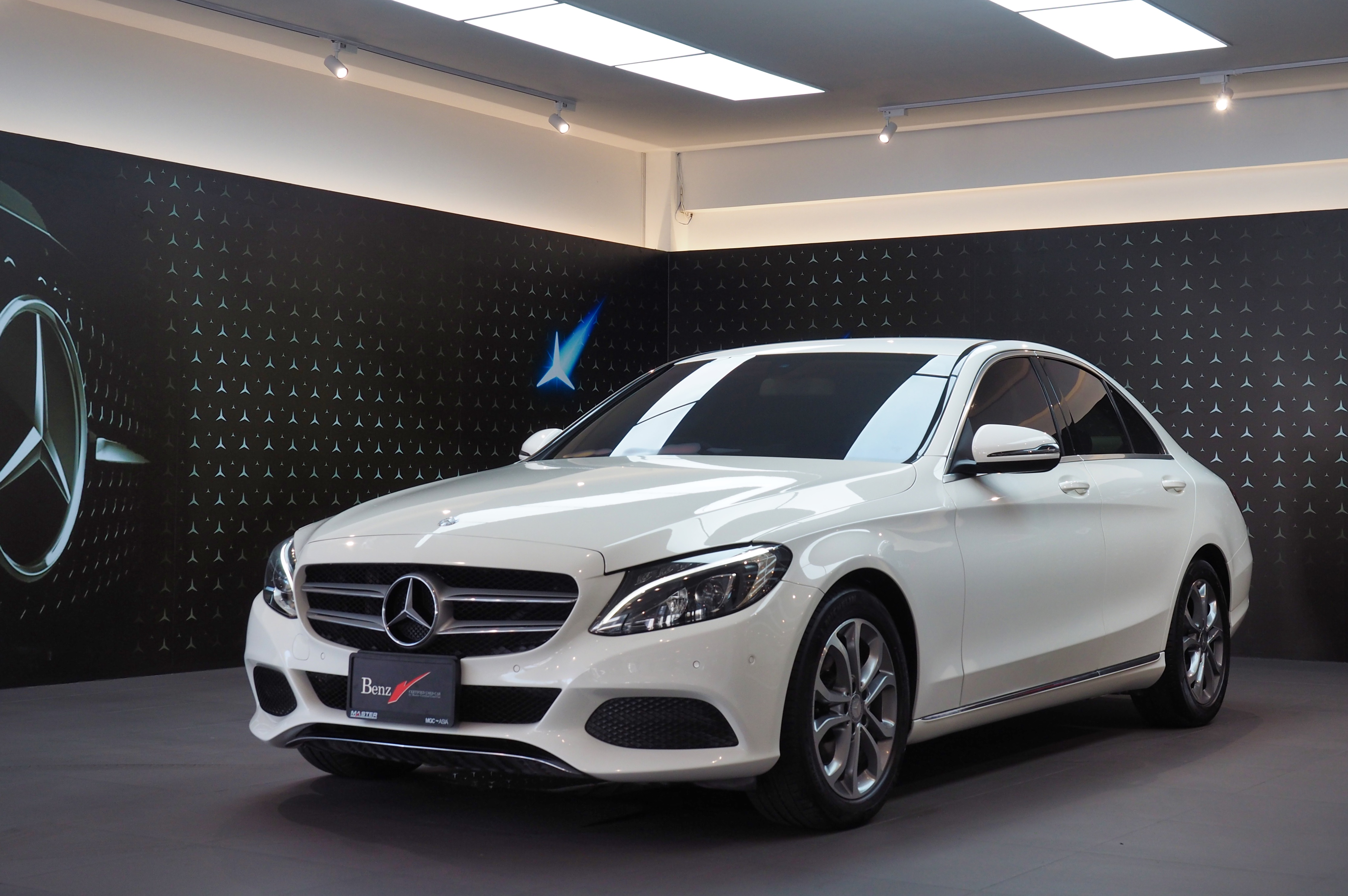 จองแล้ว C200 Avantgarde W205