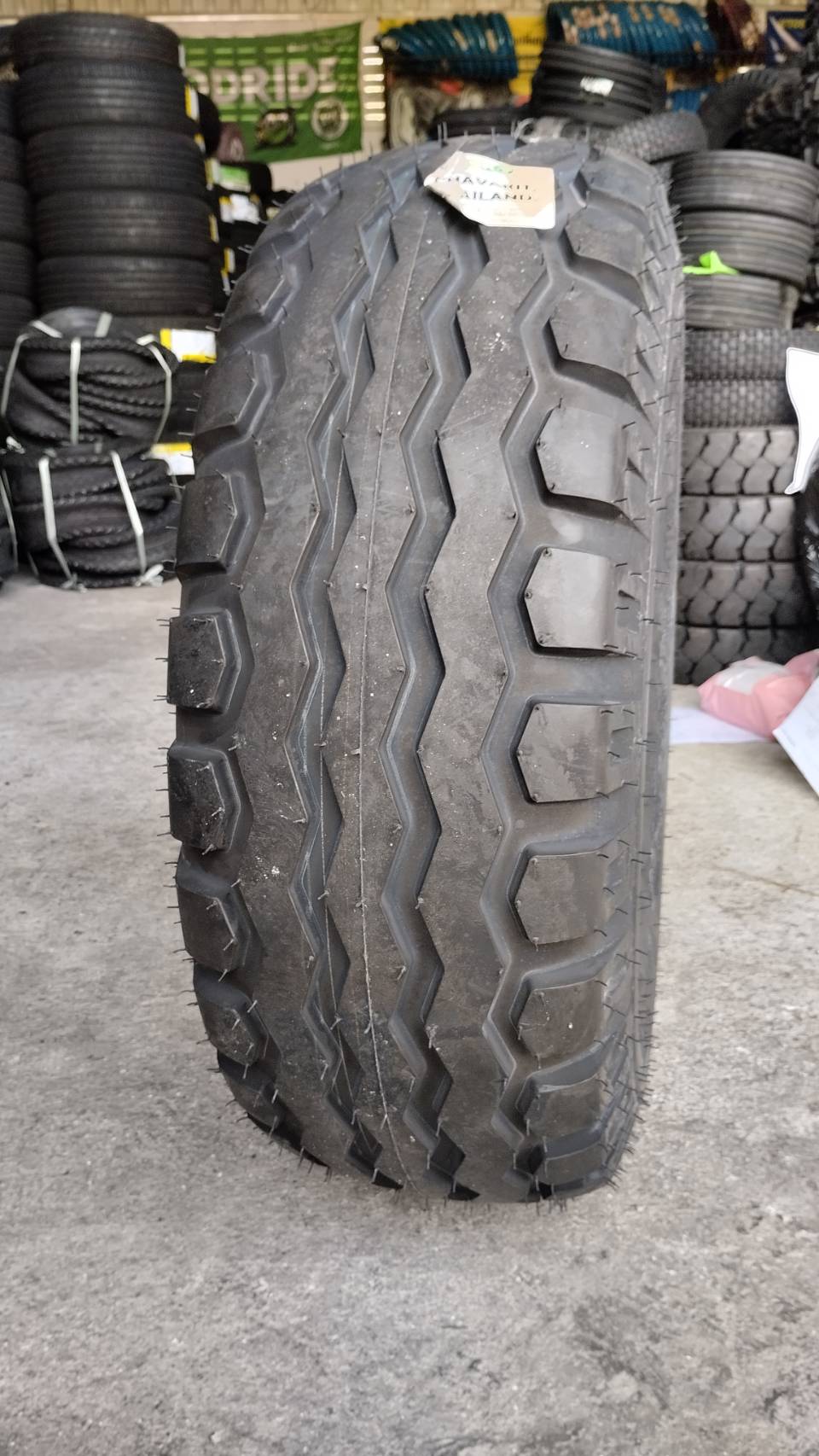 ยางรถอุตสาหกรรมและการเกษตร ยี่ห้อ BKT รุ่น AW702 ขนาด 10.0/75-15.3 ,10.0/80-12 ,11.5/80-15.3