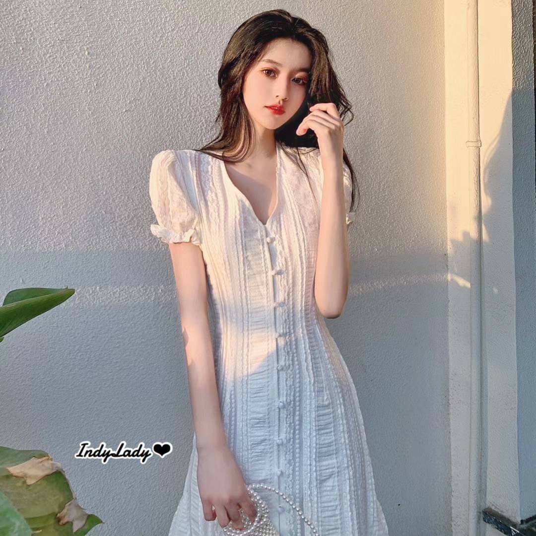 เดรสสีขาวกระดุมหน้าแขนสั้นพอง